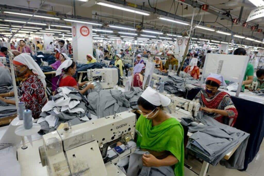 the advantages of using vintage textiles in fashion - modern sweatshop production factory in india