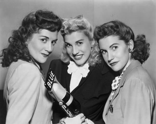 the big band era's influence on fashion - the andrew sisters posing for the media