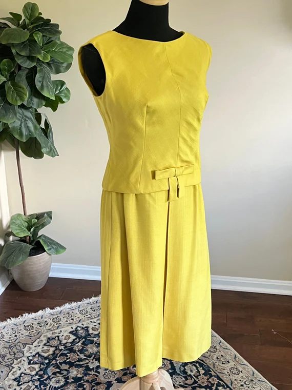 1960's tailored sleeveless dress with fitted top and bow detail