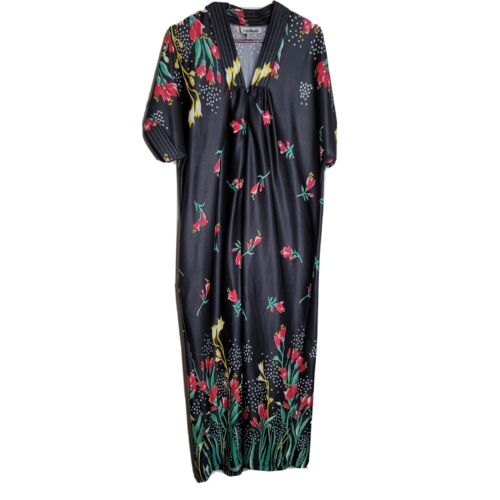 1950's oriental inspired house dress in slip on style with V neck and wide sleeves