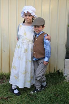 2 kids in colonial costumes